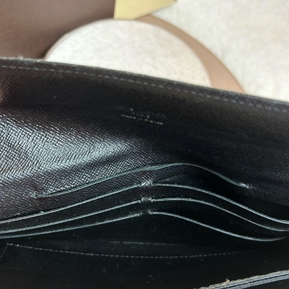 Louis Vuitton Wallet. Comes with a dust bag and a beautiful box. 2 - Picture 7 of 14